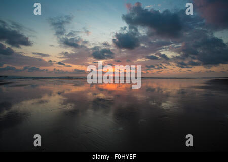 Blick auf den Sonnenuntergang am Strand von Matapalo, Costa Rica. Matapalo liegt in der südlichen Pazifikküste. Die Hauptattraktionen sind su Stockfoto