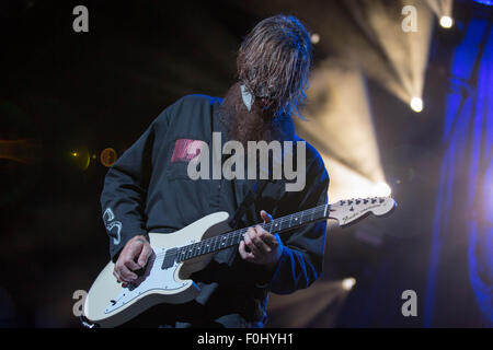 Tinley Park, Illinois, USA. 15. August 2015. Gitarrist JIM ROOT von Slipknot führt live auf der "Sommer Last Stand" Tour im Hollywood Casino Amphitheater in Tinley Park, Illinois Credit: Daniel DeSlover/ZUMA Draht/Alamy Live News Stockfoto