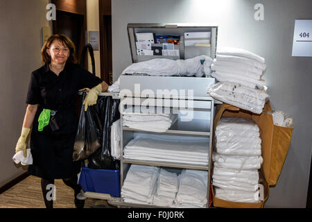 Madrid Spanien, Hispanic ethnische Salamanca, Recoletos, AC Hotel Recoletos by Marriott, Hotel, Housekeeping Cart, Zimmermädchen, Housekeeping Housekeeping Cleaning, Hispani Stockfoto