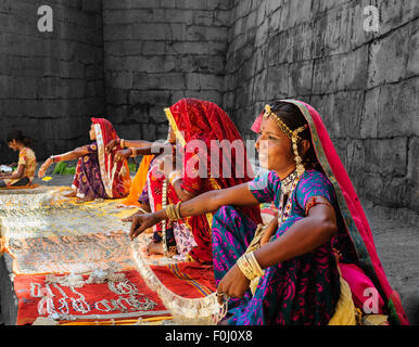 Rajasthani, Indisch, lokale Damen in traditionellen bunten Kleid Verkauf Schmuck mit Textfreiraum Stockfoto