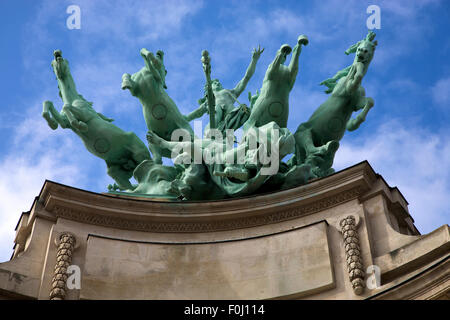 Grüne Pferde, Skulpturen befindet sich vor Le Grand Palais mit blauen bewölkten Himmel im Hintergrund, Paris, Frankreich Stockfoto