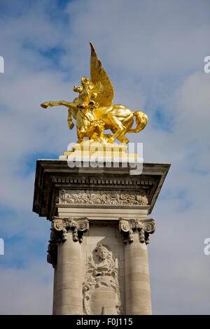 Engelsstatue auf Pont Alexandre in Paris, Frankreich Stockfoto