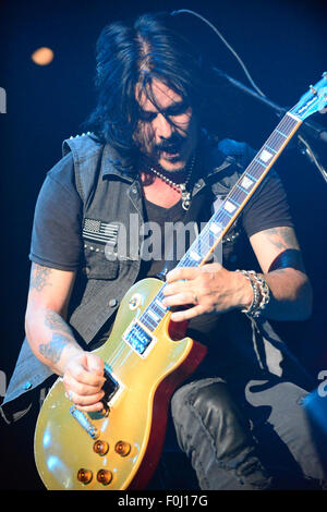 Irvine, CA, USA. 16. August 2015. Musiker - GILBY CLARKE auf der Bühne Cathouse Leben 2015 Irvine Meadows, Irvine, CA, USA, August 15, 2015.Credit Bild Cr Scott Mitchell/ZUMA Press © Scott Mitchell/ZUMA Draht/Alamy Live News Stockfoto