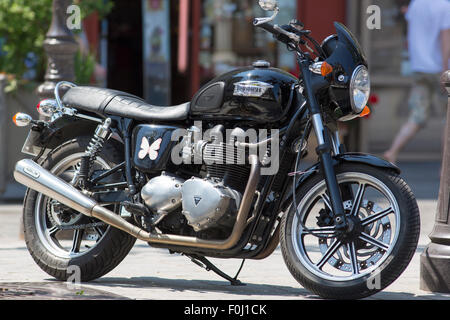 Oldtimer British Triumph Trident Motorrad auf der Straße von Paris auf Mai 2012 angezeigt. Stockfoto