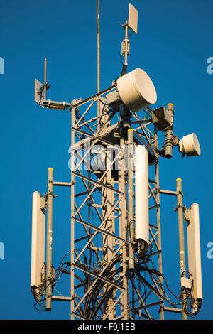 Handy-Mast mit einem blauen Himmel im Hintergrund Stockfoto