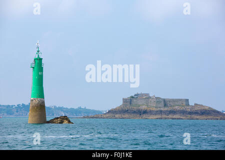 Grünen Leuchtturm in der Bucht von Saint-Malo, Bretagne, Frankreich Stockfoto