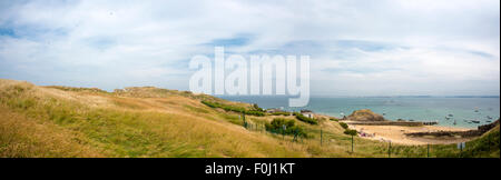 Panoramablick über den Strand von Czembre Insel mit Saint-Malo im Hintergrund, Bretagne, Frankreich. Stockfoto