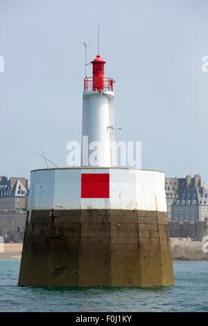 Leuchtturm von St. Malo mit Fischern in Aktion gegen blauen Himmel, Bretagne, Frankreich Stockfoto