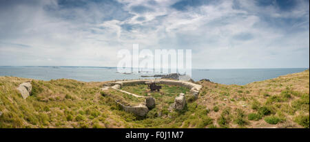 Panorama der Überreste von einem deutschen Bunker des zweiten Weltkriegs auf Cezembre Insel mit Saint-Malo im Hintergrund, Bretagne, Franken Stockfoto