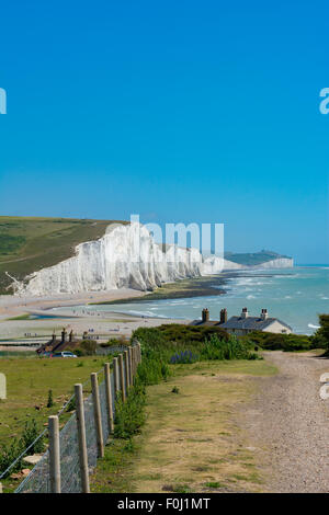 Ein Blick auf die sieben Schwestern, die Coastguard Cottages, Cuckmere Haven und den Ärmelkanal in den South Downs National Park Stockfoto