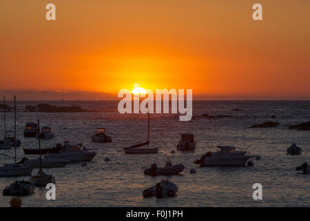 Sonnenuntergang am Hafen von Munitionsdepot mit (zwischen Perros-Guirec und Telstar-Bodou, Bretagne, Frankreich). Der rosa Granit Küste. Stockfoto