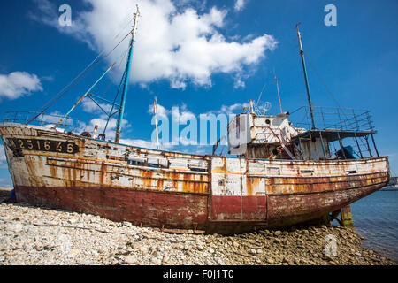 Schiffbruch mit blauen Himmel im Hintergrund in Camaret-Sur-Mer, Bretagne, Frankreich Stockfoto