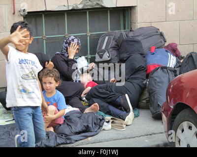 Belgrad, Serbien. 15. August 2015. Flüchtlinge-Camp auf einer Straße in Belgrad, Serbien, 15. August 2015. Hunderte von Flüchtlingen aus Syrien, Afghanistan, Pakistan und anderswo sind in den Parks der serbischen Hauptstadt lagerten. Sie erwarten abends Busse nach Subotica oder Kanjiza an der serbisch-ungarischen Grenze zu fangen. Foto: THOMAS BREY, DPA/Alamy Live-Nachrichten Stockfoto