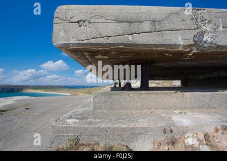 Panorama von einem deutschen Bunker aus dem zweiten Weltkrieg und den Atlantischen Ozean. An der Pointe de Pen Hir in der Bretagne. Frankreich. Stockfoto