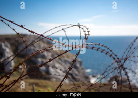 Stacheldraht auf Zaun am Denkmal der Schlacht des Atlantiks auf dem Pointe de Pen Hir, Bittany, Frankreich. Stockfoto