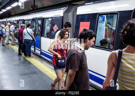 Madrid Spanien, Europa, Spanisch, lateinamerikanisch-lateinamerikanische Minderheit von Immigranten aus ethnischen Ländern, Banco de Espana Metro Station, U-Bahn, Zug, Boarding, Zug, Passe Stockfoto