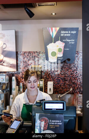 Madrid Spanien, Hispanic Plaza de Atocha, Starbucks Coffee, Inneneinrichtung, Joghurt Frappuccino, Eisgetränk, hispanische Frauen, Arbeitsarbeit Stockfoto