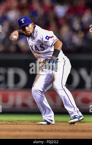 Arlington, Texas, USA. 15. August 2015. Texas Rangers zweiter Basisspieler Rougned Geruch (12) wirft zum 1st Base für eine bei einem MLB-Spiel zwischen den Tampa Bay Rays und die Texas Rangers im Globe Life Park in Arlington, TX. Rangers gewinnen 12-4. Stockfoto