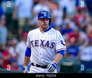 Arlington, Texas, USA. 15. August 2015. Texas Rangers Catcher Chris Gimenez (38) Köpfe auf der Trainerbank nach 2 Homerun bei einem Spiel der MLB zwischen den Tampa Bay Rays und die Texas Rangers im Globe Life Park in Arlington, TX Ausführung. Rangers gewinnen 12-4. Stockfoto