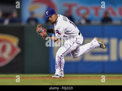 Arlington, Texas, USA. 15. August 2015. Texas Rangers zweiter Basisspieler Rougned Geruch (12) Felder einen Boden-Ball bei einem MLB-Spiel zwischen den Tampa Bay Rays und die Texas Rangers im Globe Life Park in Arlington, TX. Rangers gewinnen 12-4. Stockfoto