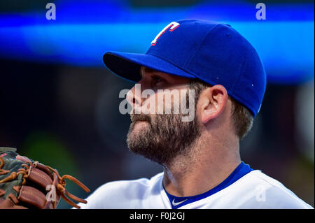 Arlington, Texas, USA. 15. August 2015. Texas Rangers erster Basisspieler Mitch Moreland (18) bei einem MLB-Spiel zwischen den Tampa Bay Rays und die Texas Rangers im Globe Life Park in Arlington, TX. Rangers gewinnen 12-4. Bildnachweis: Cal Sport Media/Alamy Live-Nachrichten Stockfoto