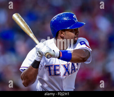 Arlington, Texas, USA. 15. August 2015. Texas Rangers Shortstop Elvis Andrus (1) bei bat.during ein MLB-Spiel zwischen den Tampa Bay Rays und die Texas Rangers im Globe Life Park in Arlington, TX. Rangers gewinnen 12-4. Bildnachweis: Cal Sport Media/Alamy Live-Nachrichten Stockfoto