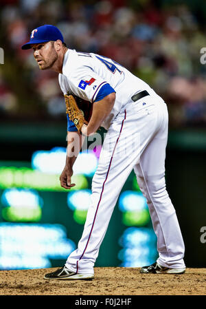 Arlington, Texas, USA. 15. August 2015. Texas Rangers ab Krug Colby Lewis (48) bei einem MLB-Spiel zwischen den Tampa Bay Rays und die Texas Rangers im Globe Life Park in Arlington, TX. Rangers gewinnen 12-4. Bildnachweis: Cal Sport Media/Alamy Live-Nachrichten Stockfoto