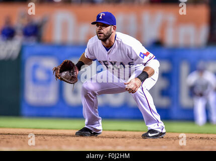 Arlington, Texas, USA. 15. August 2015. Texas Rangers erster Basisspieler Mitch Moreland (18) bei einem MLB-Spiel zwischen den Tampa Bay Rays und die Texas Rangers im Globe Life Park in Arlington, TX. Rangers gewinnen 12-4. Bildnachweis: Cal Sport Media/Alamy Live-Nachrichten Stockfoto