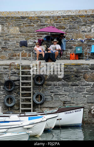 Urlauber im Gorran Haven in Cornwall, England, Vereinigtes Königreich Stockfoto