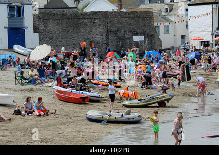 Urlauber im Gorran Haven in Cornwall, England, Vereinigtes Königreich Stockfoto