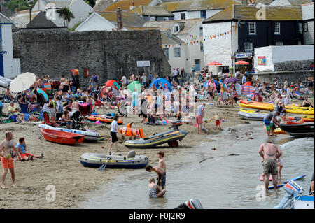 Urlauber im Gorran Haven in Cornwall, England, Vereinigtes Königreich Stockfoto