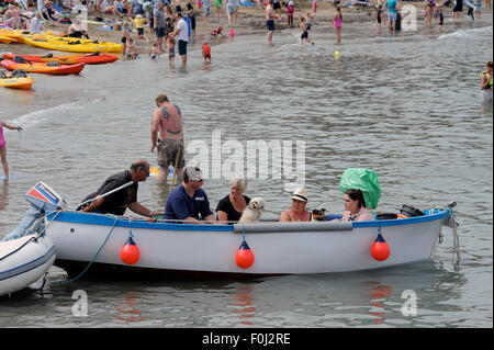 Urlauber im Gorran Haven in Cornwall, England, Vereinigtes Königreich Stockfoto