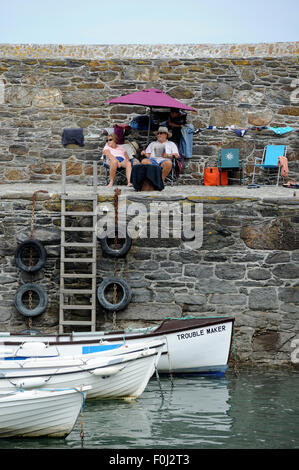 Urlauber im Gorran Haven in Cornwall, England, Vereinigtes Königreich Stockfoto