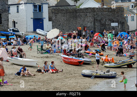 Urlauber im Gorran Haven in Cornwall, England, Vereinigtes Königreich Stockfoto