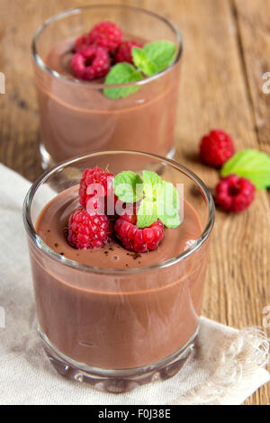 Schokoladenmousse mit Himbeeren und Minze in Teil-Gläser Stockfoto