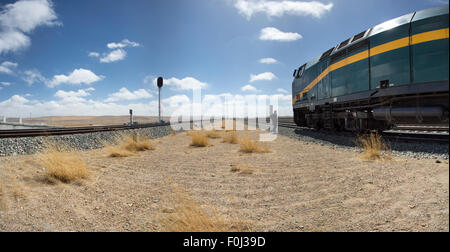 Blick auf die Lok von der Shanghai - Lhasa Zug in einem Bahnhof in Tibet gestoppt. China Stockfoto