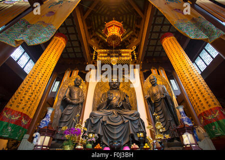 Blick auf drei Buddhas in einem Tempel in Shanghai, China Stockfoto