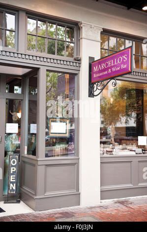 Marcellos Restaurant & Wine Bar-Eingang an der St. Charles Avenue in New Orleans, Louisiana. Stockfoto