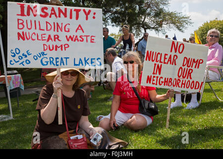 Port Huron, Michigan, USA. Einwohner der Vereinigten Staaten und Kanada versammelt, um einen Plan zum Speichern von radioaktiven Atommülls u-Bahn in der Nähe von Lake Huron zu widersetzen. Ontario Power Generation Pläne für einer Tiefe geologischen Sammlung eine halbe Meile vom See in der Nähe seiner Kincardine, Ontario Kernkraftwerk. Aktivisten sagen, dass ein Leck die Trinkwasserversorgung für Millionen gefährden würde. Bildnachweis: Jim West/Alamy Live-Nachrichten Stockfoto