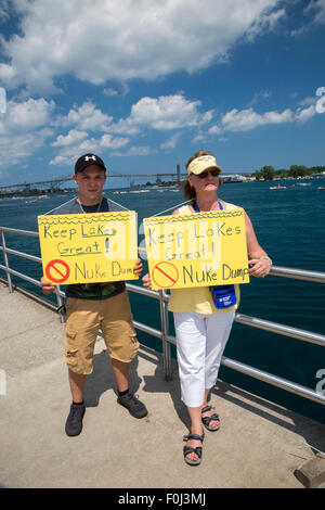 Port Huron, Michigan, USA. Einwohner der Vereinigten Staaten und Kanada versammelt, um einen Plan zum Speichern von radioaktiven Atommülls u-Bahn in der Nähe von Lake Huron zu widersetzen. Ontario Power Generation Pläne für einer Tiefe geologischen Sammlung eine halbe Meile vom See in der Nähe seiner Kincardine, Ontario Kernkraftwerk. Aktivisten sagen, dass ein Leck die Trinkwasserversorgung für Millionen gefährden würde. Bildnachweis: Jim West/Alamy Live-Nachrichten Stockfoto