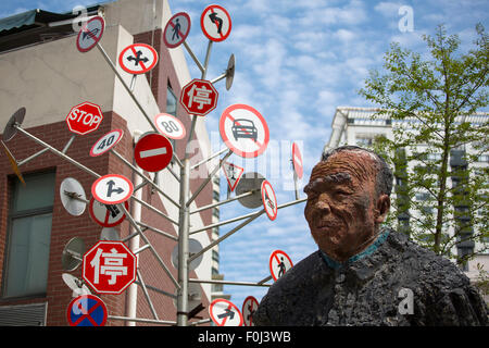 Kunst-Installation in Mogadischu aus unbekannter Maler. Darstellung einer Skulptur aus einer Gruppe von Verkehr Verkehrszeichen. Stockfoto