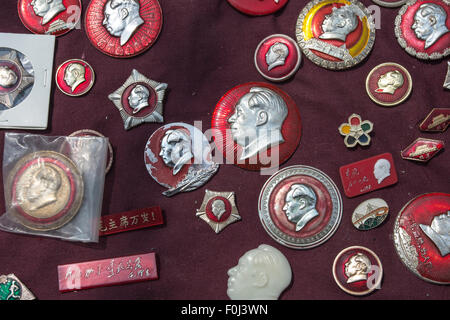 Verschiedene Stifte mit dem Kopf von Mao in einem Vintage-Markt in Shanghai, China 2013 getroffen. Stockfoto