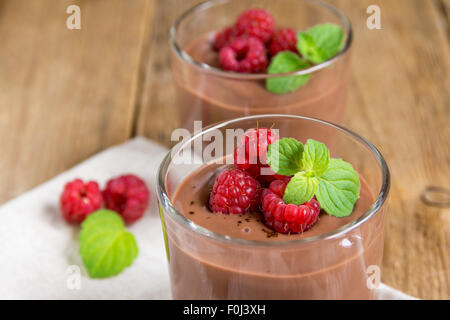 Schokoladenmousse mit Himbeeren und Minze in Teil-Gläser Stockfoto