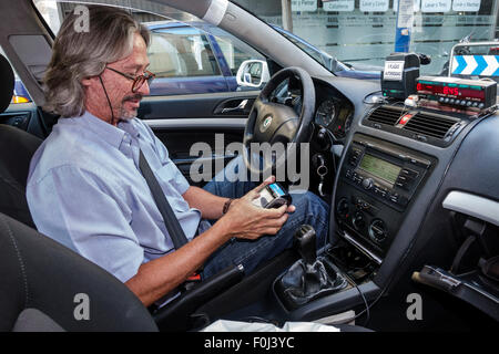 Madrid Spanien, Hispanic Recoletos, Salamanca, Hispanic Mann Männer männlich, Taxifahrer, Kreditkartenscanner, Spanien150628258 Stockfoto