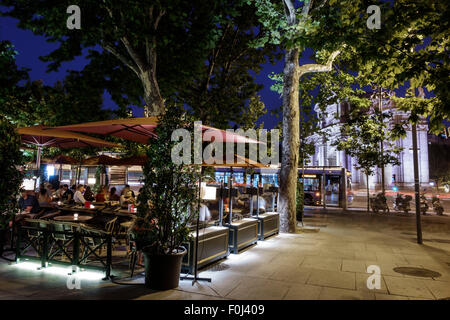 Madrid Spanien, Hispanic Recoletos, Salamanca, Puerta de Alcala, Calle de Alcala, Plaza de la Independencia, Abenddämmerung, Abend in der Nacht, Restaurant Restaurants Essen di Stockfoto