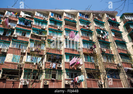 Shanghai Wohnblocks und Balkon, 7. April 2013. Stockfoto