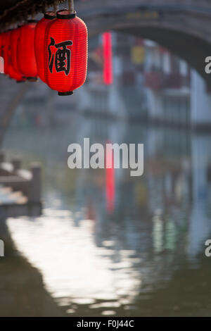 Traditionellen roten Lampions hängen in der Nähe vom Fluss in Qibao, Shanghai, China 2013. Stockfoto