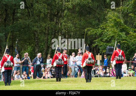 1715 Queens regiment englischen Soldaten aus der jakobitischen Zeit setzen auf eine Anzeige für die Öffentlichkeit in Cannock Chase Visitor Centre Stockfoto