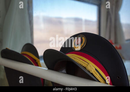 Zwei Uniform-Hüte in der Bahn-Lhasa - Shanghai.  China, 2013 Stockfoto