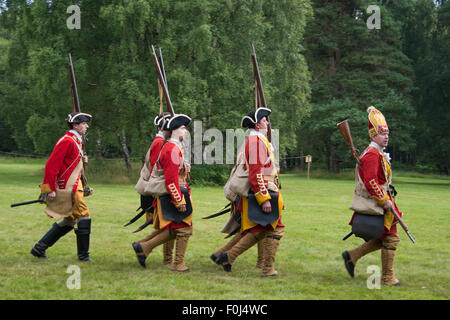 Soldaten marschieren während aus dem 18. Jahrhundert Jacobite Ära Nachstellung bei Cannock Chase Visitor Centre UK Stockfoto
